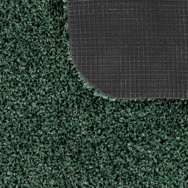 Grüner Hochflor-Teppich mit rutschhemmender Rückseite in Gitterstruktur.