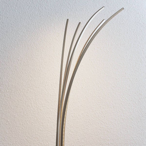 Moderne LED Stehlampe mit fünf geschwungenen Metallarmen und warmem Licht.
