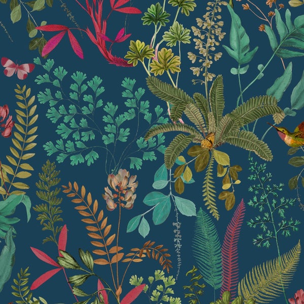 Vliestapete mit botanischem Muster aus Farnen, Blättern, einem Schmetterling und einem Kolibri.