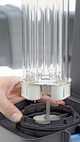Einsetzen einer Philips UV-C Ersatzlampe TUV PL-L mit vier Polen in den Sockel eines Wasserklärers.