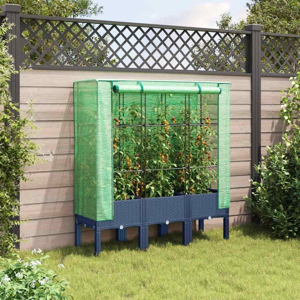 Tomaten-Gewächshaus mit drei Hochbeeten in Rattan-Optik, Metallgestell und grünem Schutznetz, bepflanzt mit Tomaten in einem hellen Garten.