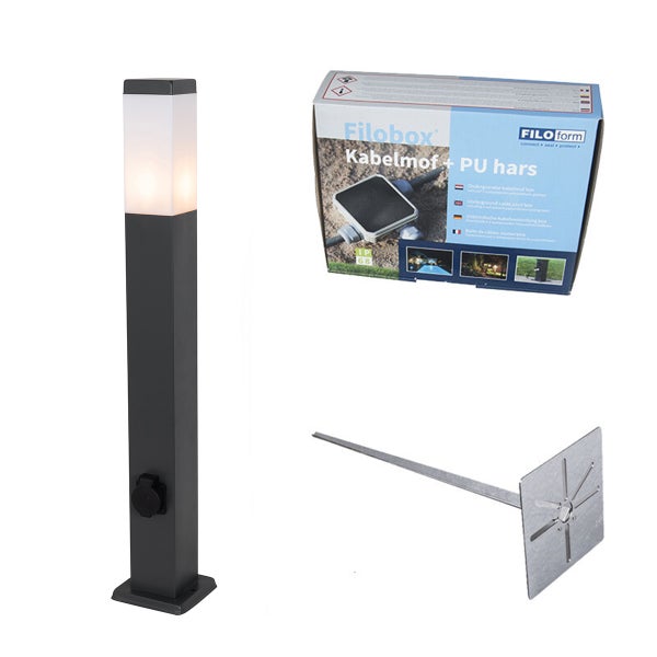 Set aus anthrazitfarbener Außenstehleuchte mit Steckdose, Filobox Kabelmuffe mit Gießharz und einem Erdspieß aus Metall.