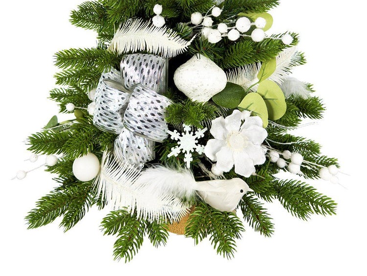 Künstlicher Weihnachtsbaum mit festlicher Dekoration bestehend aus Schleifen, Blumen, Federn, Beeren und einer Vogelfigur.