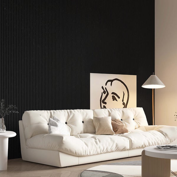 Wohnzimmer mit Lamellenwand, gepolstertem Sofa, Beistelltisch und Stehlampe im modernen Stil.