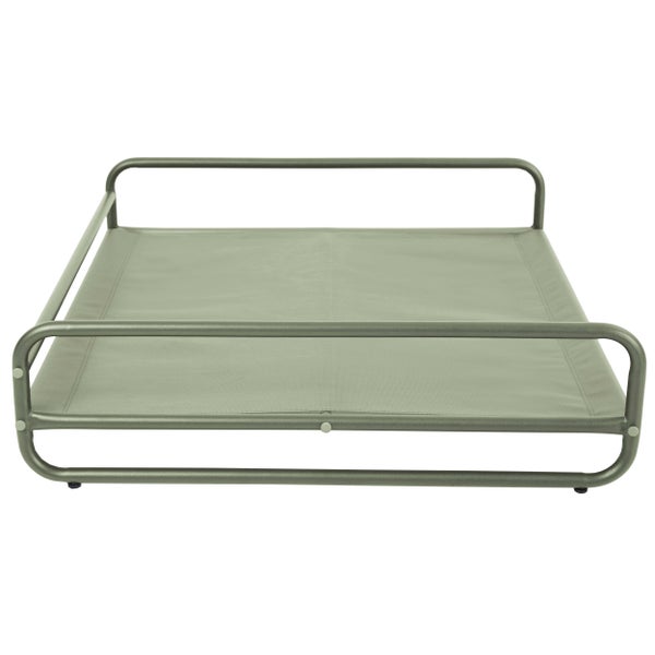 Erhöhtes Outdoor-Hundebett mit Metallrahmen und grauer Liegefläche aus Textil.