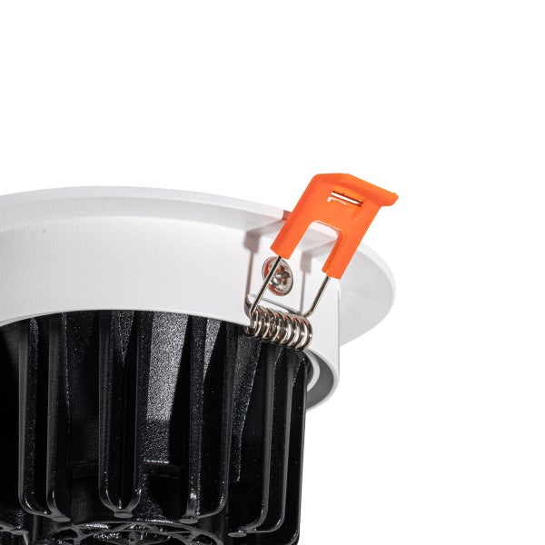 Detailansicht eines LED-Einbaustrahlers mit Kühlrippen und einer orangefarbenen Montagefeder.