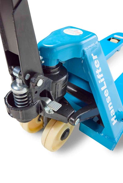 Detailansicht eines blauen HanseLifter Hubwagens mit Hydraulikpumpe, Metallfeder und Lenkrollen.