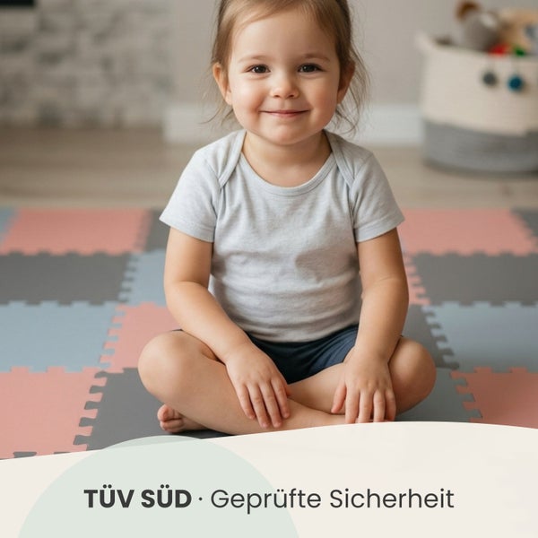 Kleinkind sitzt auf einer Puzzle-Spielmatte mit dem Siegel TÜV SÜD Geprüfte Sicherheit.