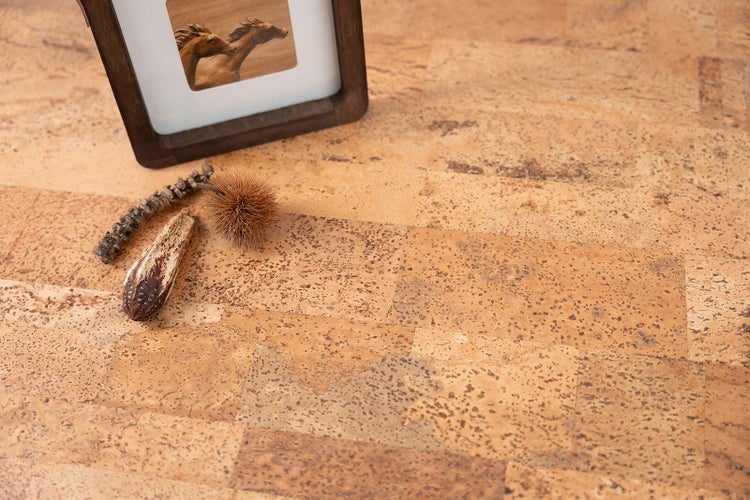 Korkboden in Fliesenoptik mit natürlicher Struktur, dekoriert mit einem Fotorahmen und Naturmaterialien.