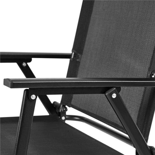 Detailansicht eines schwarzen Gartenstuhls mit Armlehne, Textilgewebe und Metallgestell.