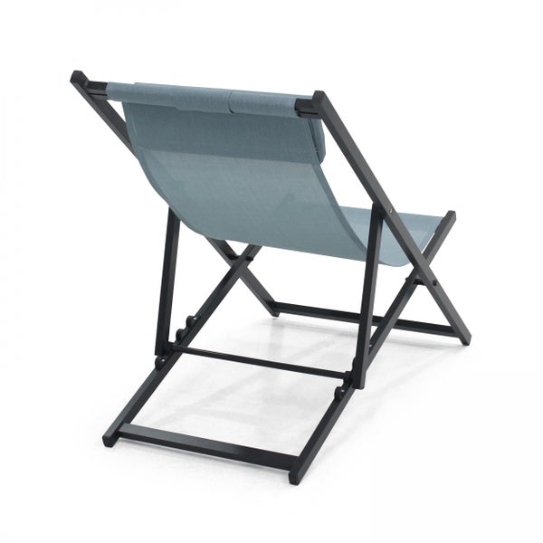 Klappbarer Liegestuhl mit schwarzem Metallgestell und blauem Textilgewebe in der Rückansicht.