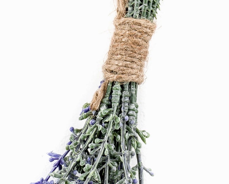 Künstliches Lavendelbündel mit violetten Blüten und grünen Stielen, zusammengebunden mit einer Kordel aus Naturfaser.