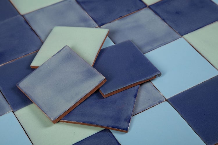 Verschiedenfarbige, quadratische Fliesen aus Keramik