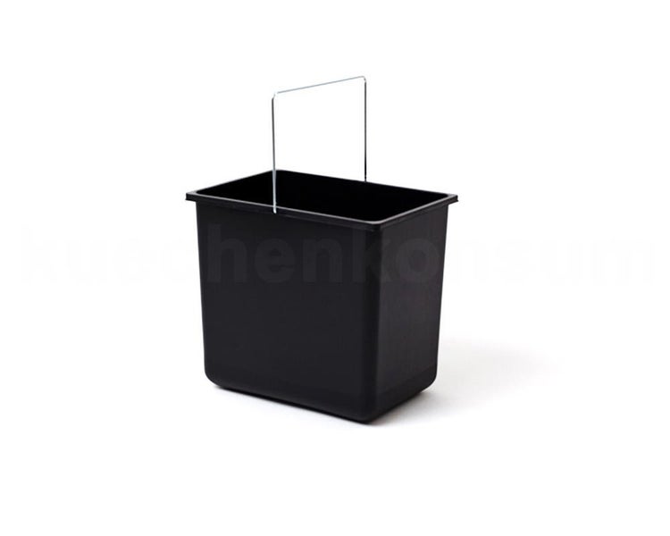 Schwarzer rechteckiger Kunststoffeimer mit Metallgriff