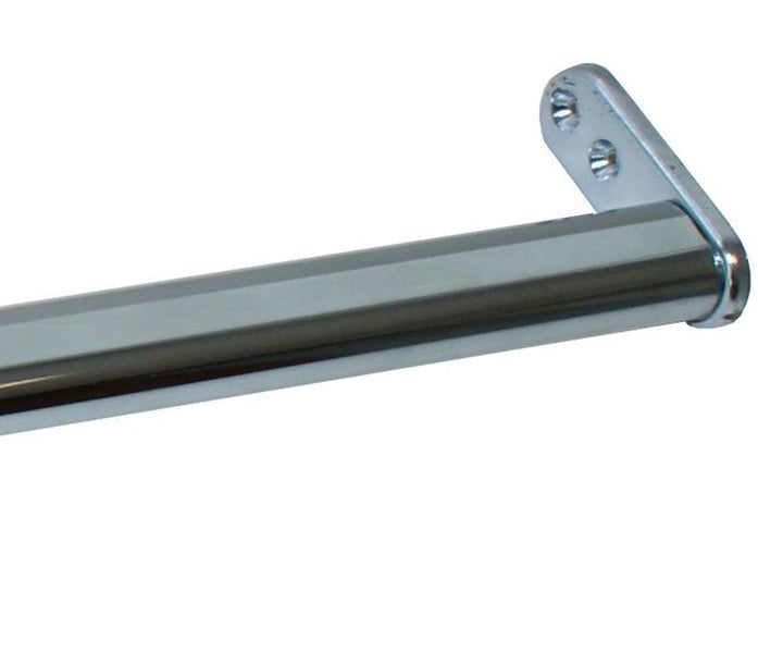 Eine metallische Kleiderstange mit Wandhalterung zur einfachen Befestigung im Schrank oder an der Wand.