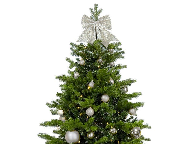 Weihnachtsbaumspitze in Form einer glitzernden Schleife auf einem geschmückten Tannenbaum