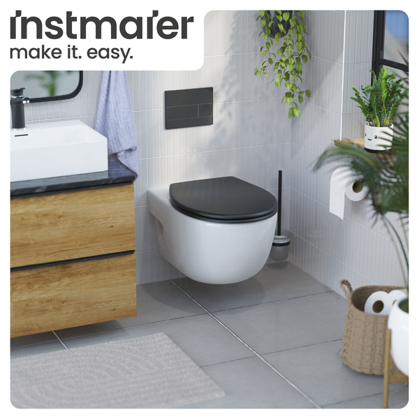 Modernes Badezimmer mit Hänge-WC, Waschtisch und Holzelementen