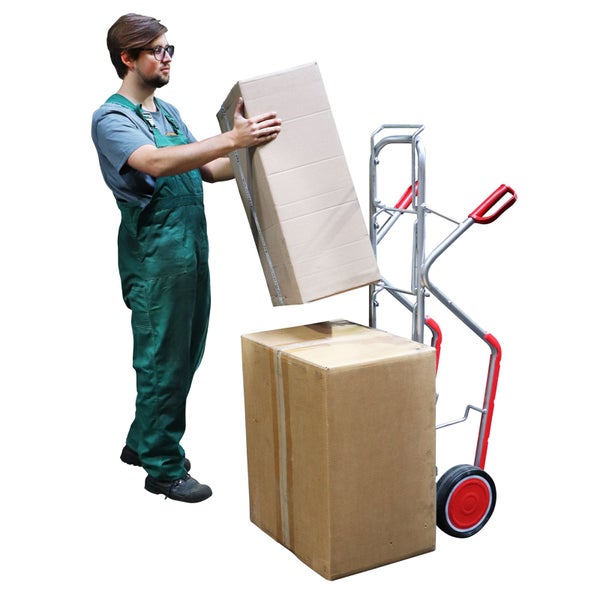 Mann in grüner Latzhose belädt eine Sackkarre mit Kartonboxen.