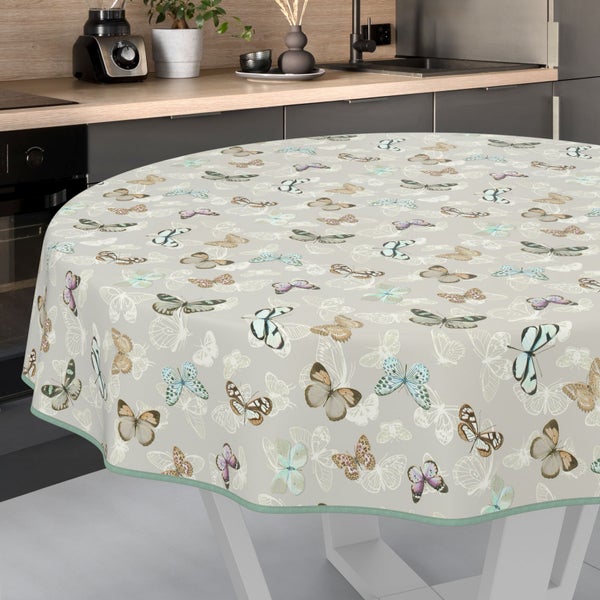 Runde Tischdecke mit Schmetterlingsmuster in einer Küchenszenen
