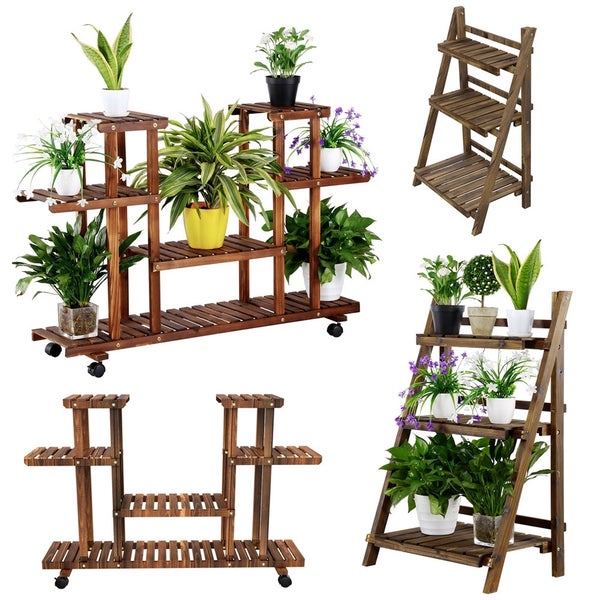 Mehrere Pflanzentreppen aus Holz mit Pflanzen in Töpfen