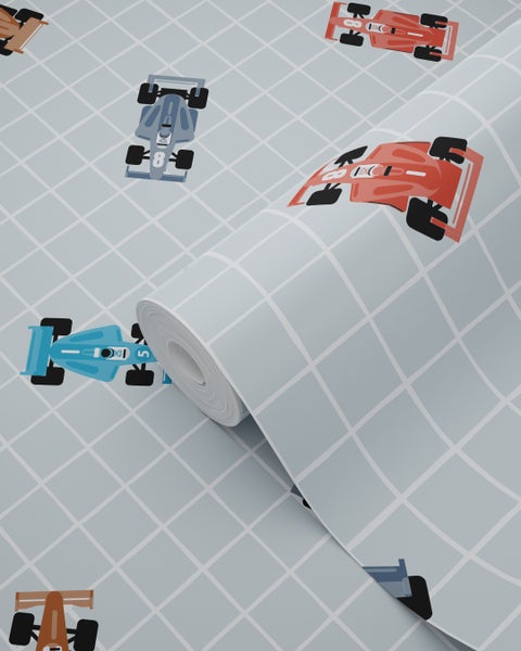 Tapetenrolle mit Rennwagenmuster auf hellblauem Hintergrund