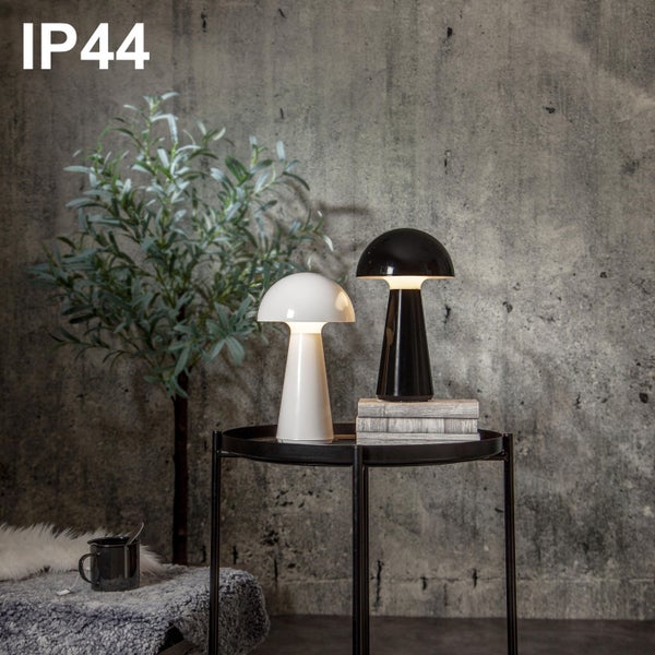 Dekorative Tischleuchten auf einem Beistelltisch, Schutzart IP44