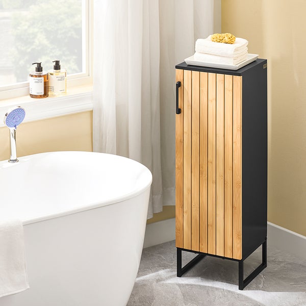 Badezimmer Szene mit Badewanne und Unterschrank mit Tür und Ablage