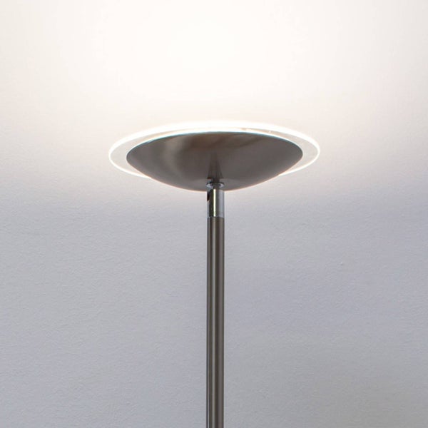 LED-Deckenfluter aus Metall mit ringförmigem Lichtelement für indirekte Beleuchtung.