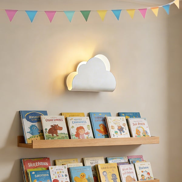 Beleuchtete Wandleuchte in Wolkenform im Kinderzimmer ueber einem organisierten Buecherregal aus Holz mit bunter Wimpelkette.