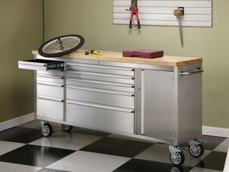 Abschließbarer Werkzeugschrank mit Schlüssel im Schloss