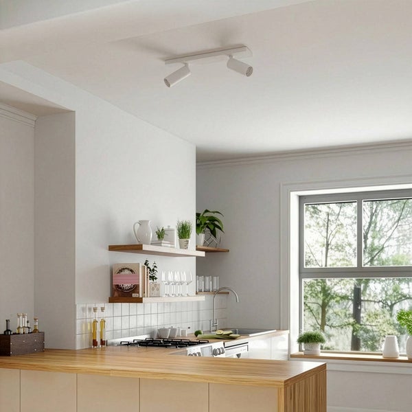 Küche mit Deckenleuchte mit zwei Strahlern