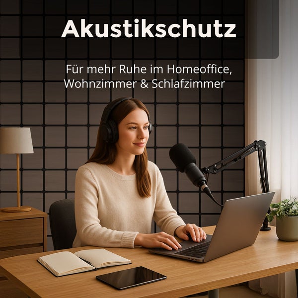 Frau im Homeoffice am Schreibtisch mit Laptop und Mikrofon vor einer Wand mit quadratischen Akustikschutz-Paneelen.