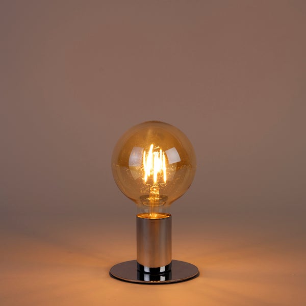 Leuchtendes LED-Globe-Leuchtmittel mit Filament in einem zylindrischen silbernen Sockel.