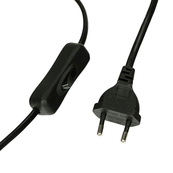 Schwarzes Stromkabel mit Schalter und Stecker