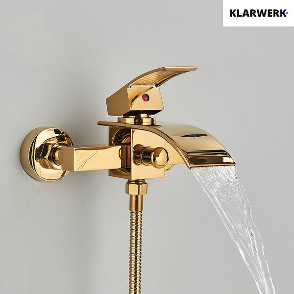 Wannenarmatur mit Wasserfallauslauf und Handbrauseanschluss von Klarwerk Logo an der Wand montiert
