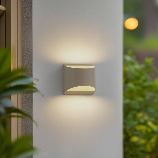 Moderne Außenwandleuchte mit Up-and-Down-Lichtschein, montiert an einer hellen Hauswand.