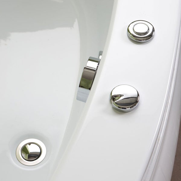 Detailansicht einer Badewanne mit Abfluss und Bedienelementen