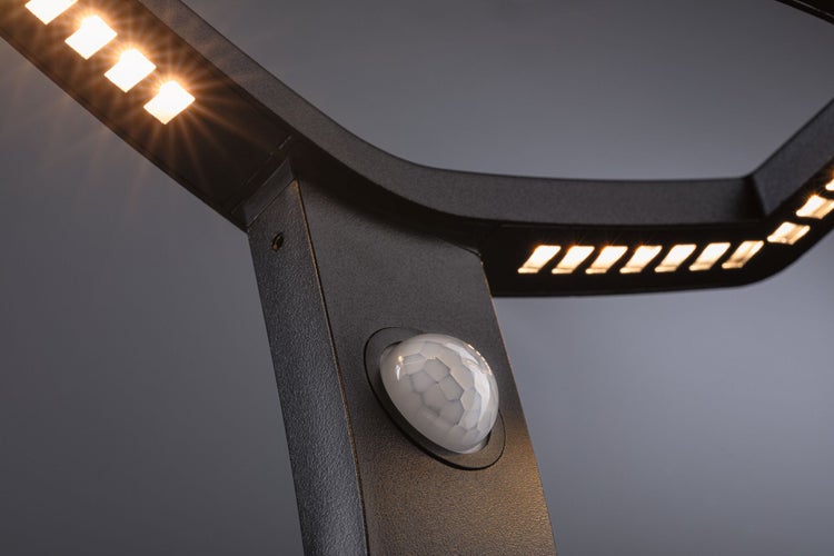 Detailaufnahme einer LED-Außenleuchte mit Bewegungsmelder