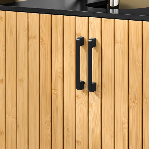 Detailansicht eines Badezimmerschranks mit Bambusfront und schwarzen Griffen
