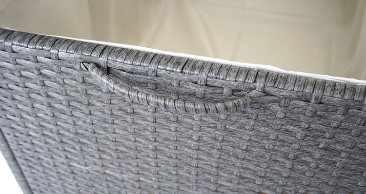 Detailansicht eines grauen Wäschekorbs aus Rattan mit Griff