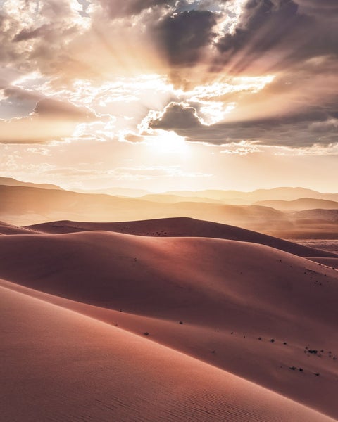 Sanddünen unter einem strahlenden Himmel