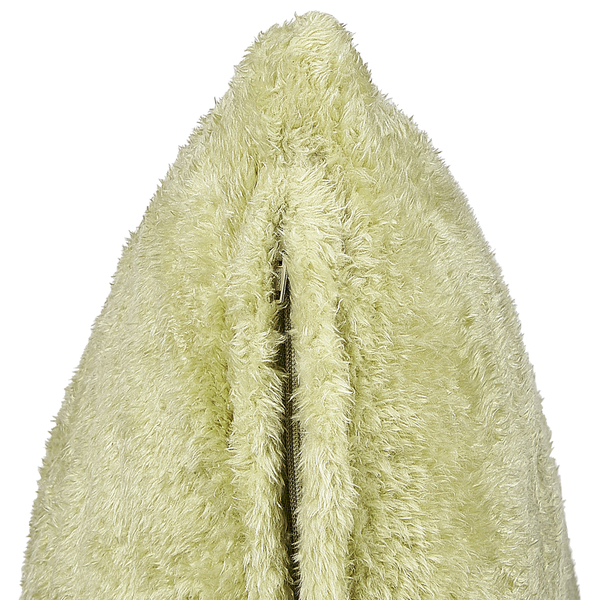 Kissenhülle aus flauschigem Material mit Reißverschluss.