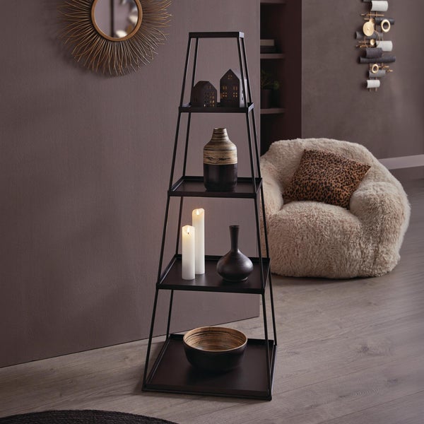 Schwarzes Metallregal in Pyramidenform in einem modernen Wohnzimmer mit Vasen, Kerzen und einem hellen, flauschigen Sessel.