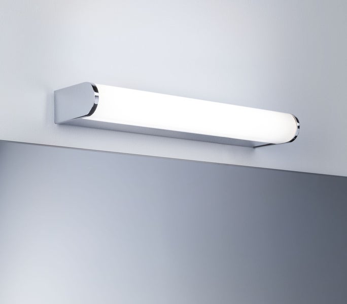 LED-Badezimmer-Spiegelleuchte in Chrom-Optik, oberhalb eines Spiegels an der Wand montiert.