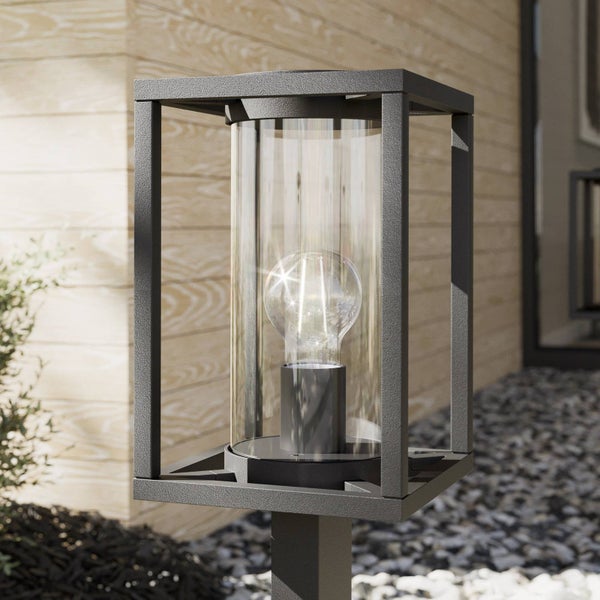 Mehrere Gartenstühle mit verstellbarer Rückenlehne und Getränkehalter