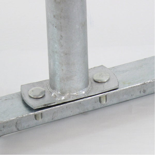 Detailansicht einer Metallkonstruktion mit Schrauben