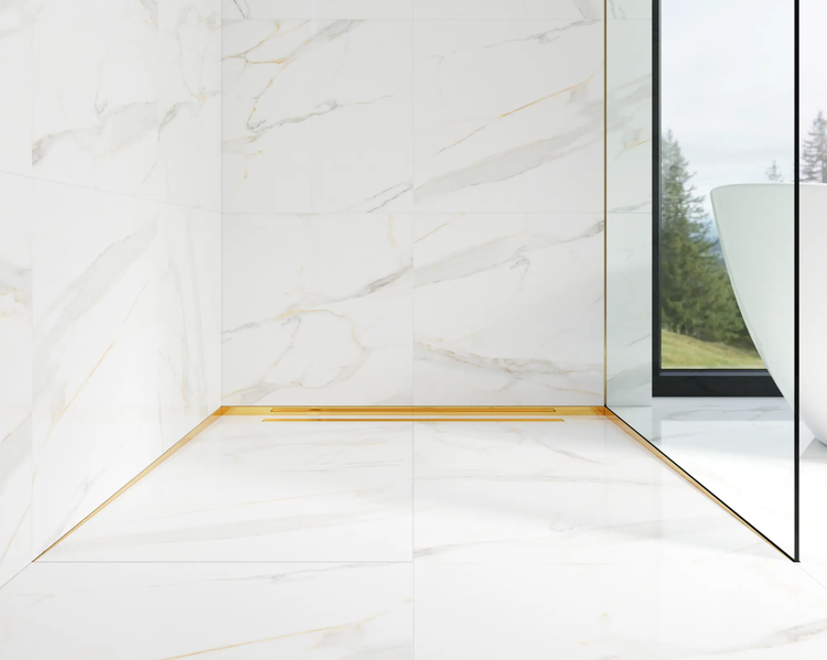 Modernes Badezimmer mit weißen Fliesen in Marmoroptik und einer goldfarbenen Duschrinne für die bodenebene Dusche.