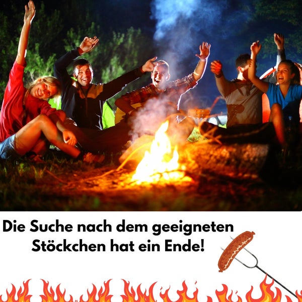 Gruppe von Menschen feiert am Lagerfeuer