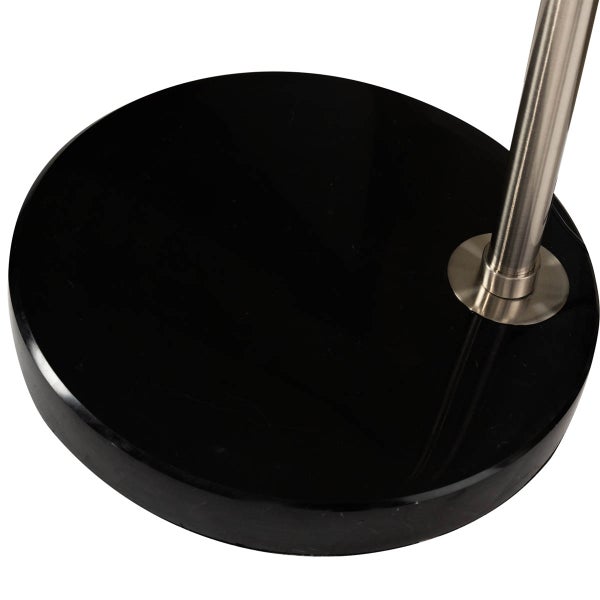 Detailaufnahme des runden, schwarzen Lampenfußes aus Stein mit Stange