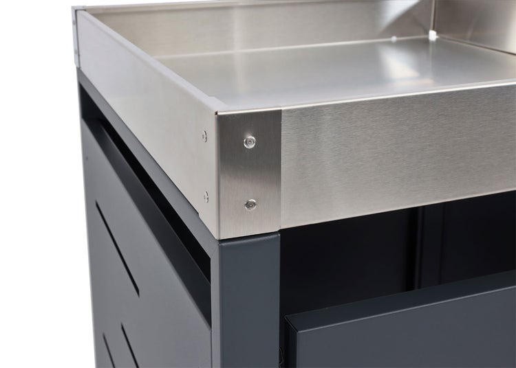 Detailansicht eines Grillschranks mit Edelstahlplatte